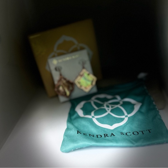 Kendra Scott Kingston necklace In Rose Gold and Kirsten Drop Earrings - Picture 6 of 6